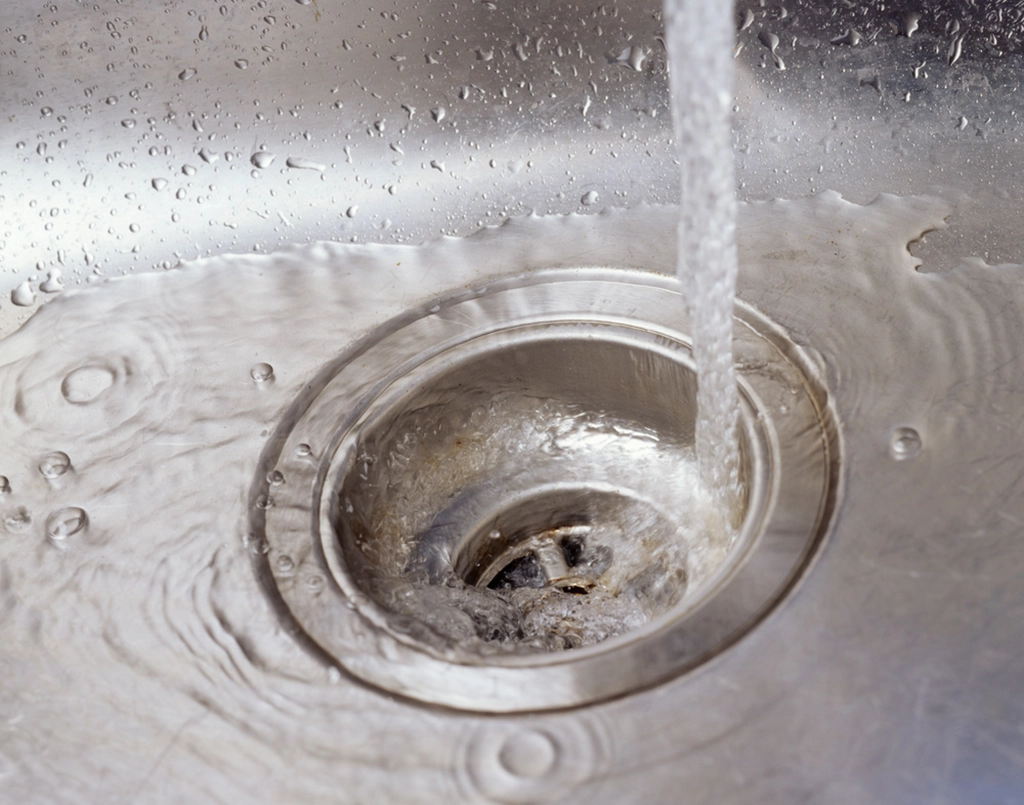 싱크대호스에 걸린 칫솔