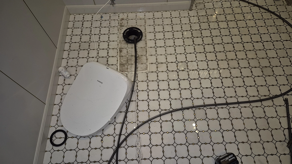 스프링을 사용해 뚫는 작업