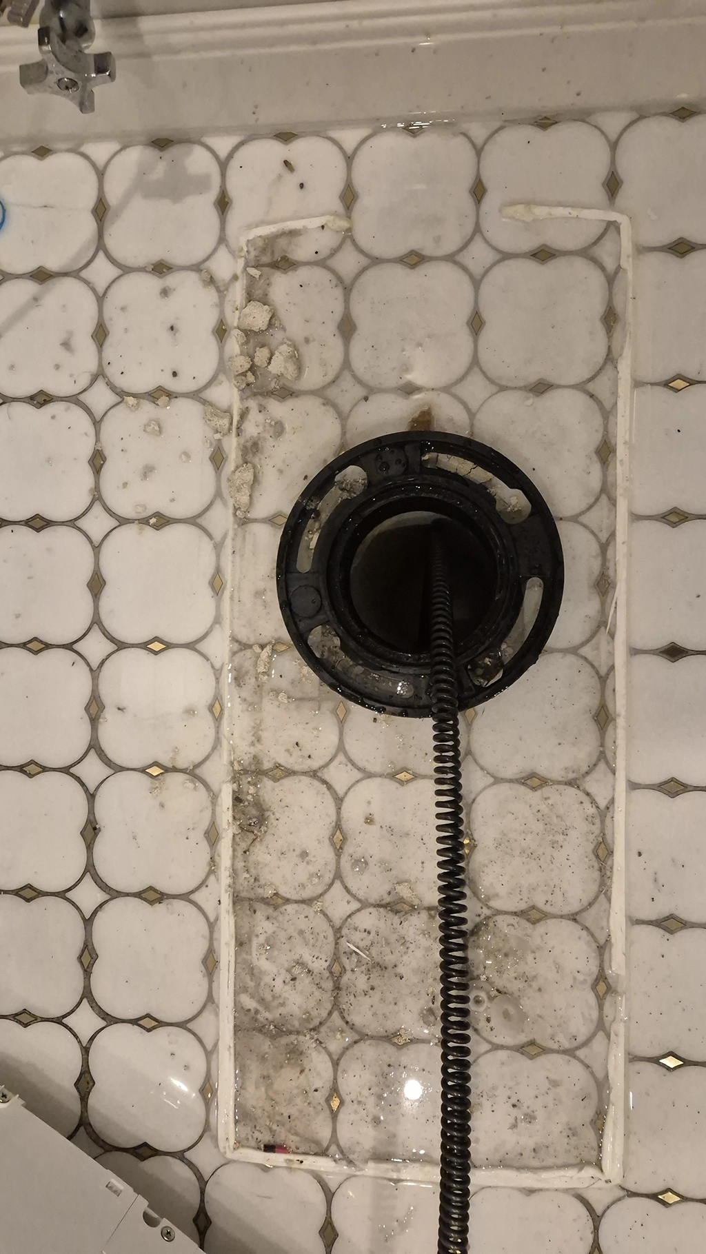 모습을 드러 낸 바닥 오수관