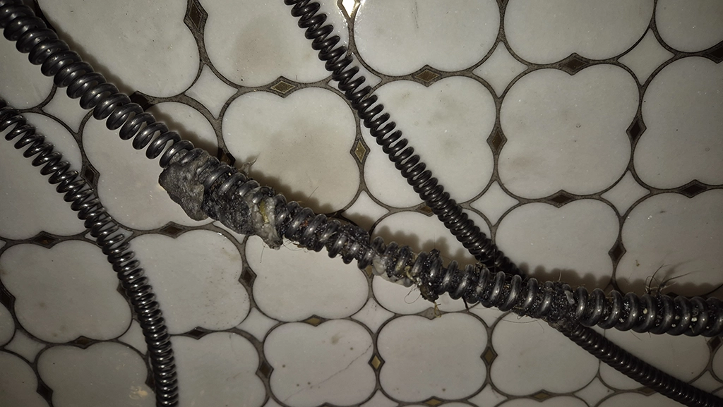 모습을 드러 낸 바닥 오수관