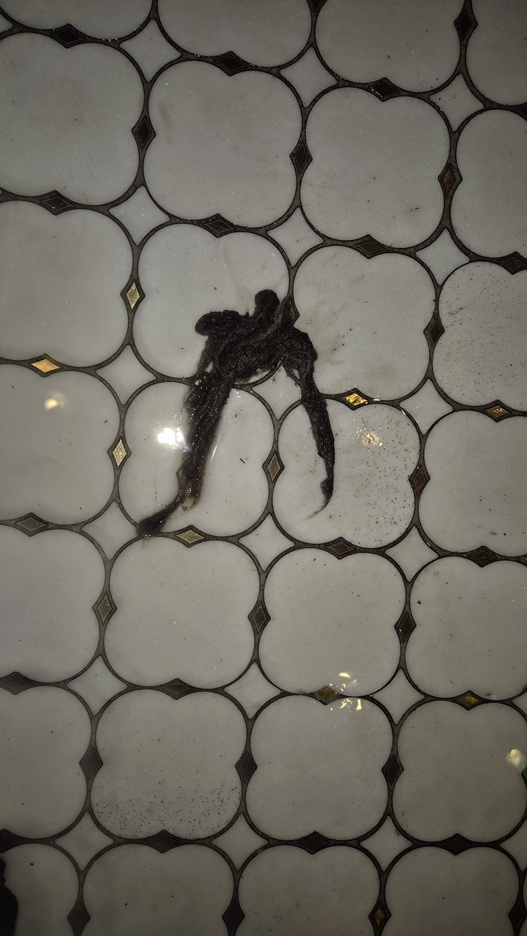 모습을 드러 낸 바닥 오수관