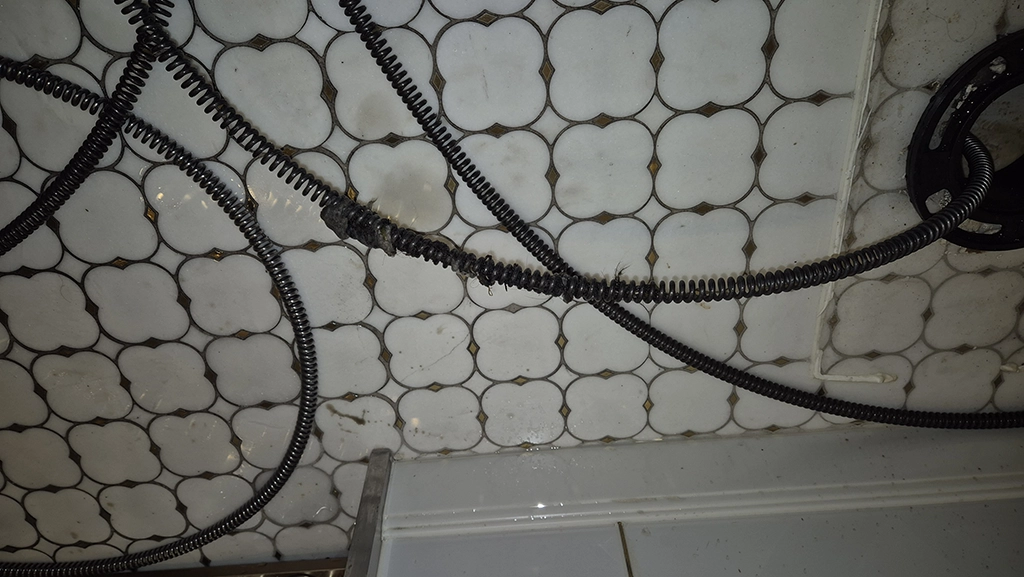 모습을 드러 낸 바닥 오수관