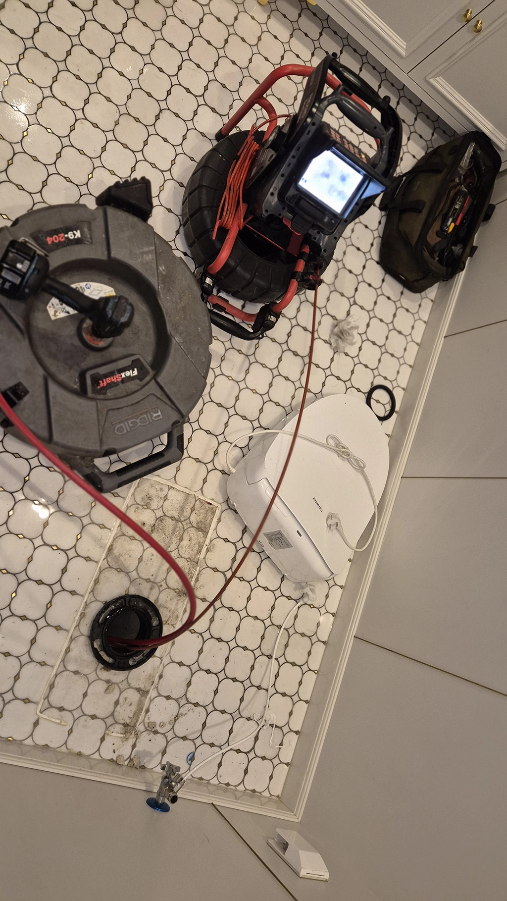 슬리브 수직구간 뒤 수평구간. PVC 재질