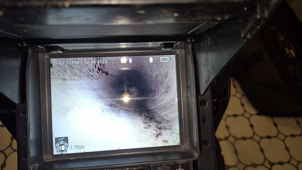 슬리브 수직구간 뒤 수평구간. PVC 재질