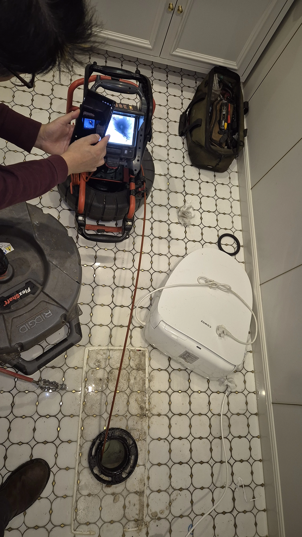 슬리브 수직구간 뒤 수평구간. PVC 재질