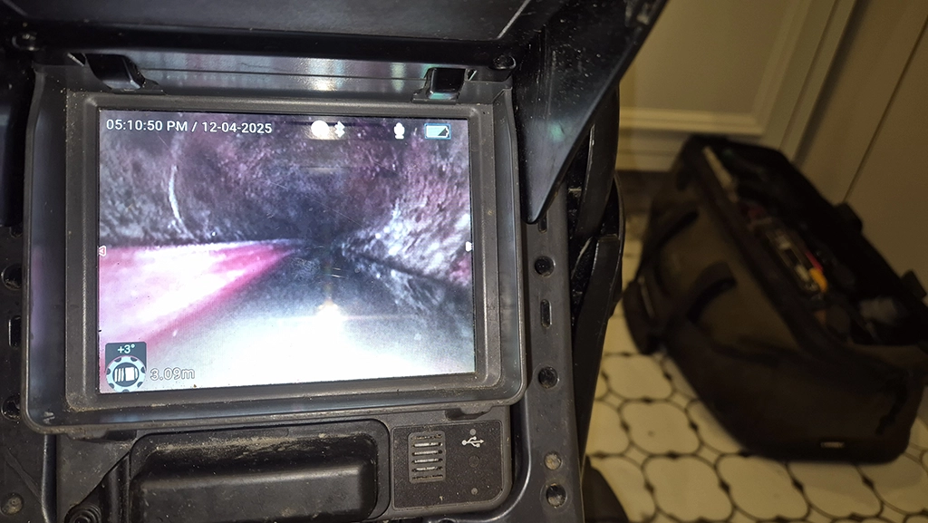 주철 배관 내부와 샤프트 진입 장면