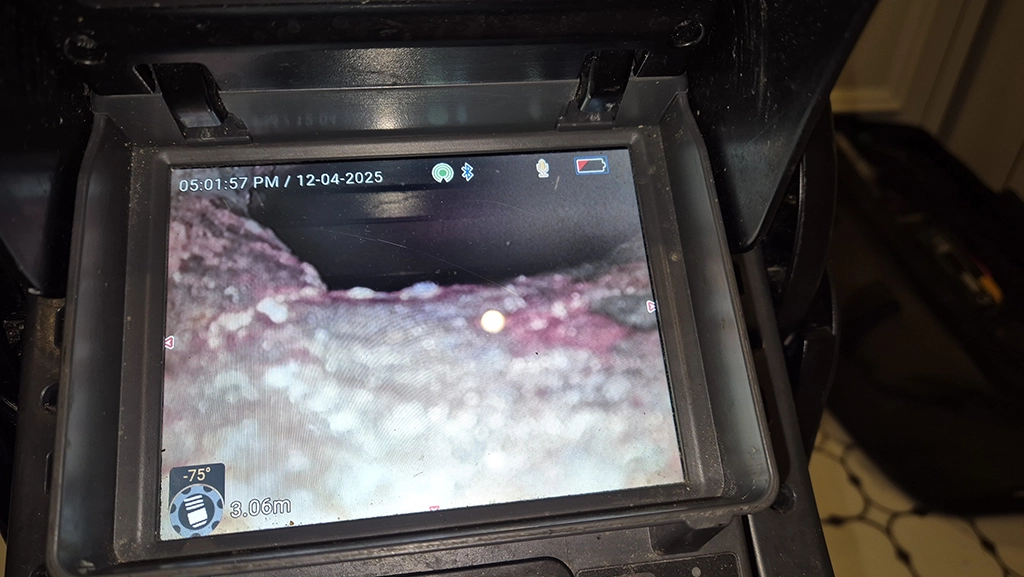 주철 배관 내부와 샤프트 진입 장면