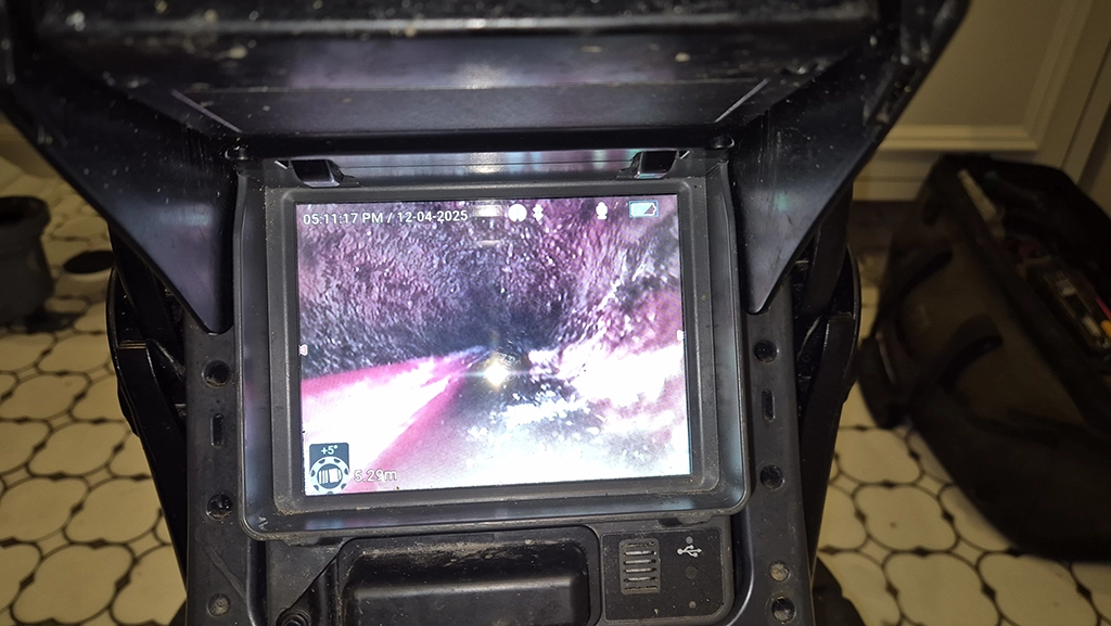 주철 배관 내부와 샤프트 진입 장면